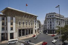 Image du Maroc Professionnelle de  À Droite l'immeuble de la Banque du Maroc construite par Edmond Brion vers 1937, son œuvre est considérée comme la plus aboutis du style " néo-marocain " dont la façade est joliment rythmée par une grille aux motifs géométriques, de losanges d’inspiration Almohade, à droite la rue Driss Lahrizi, Lundi 6 Juillet 2009, (Photo / Abdeljalil Bounhar) 